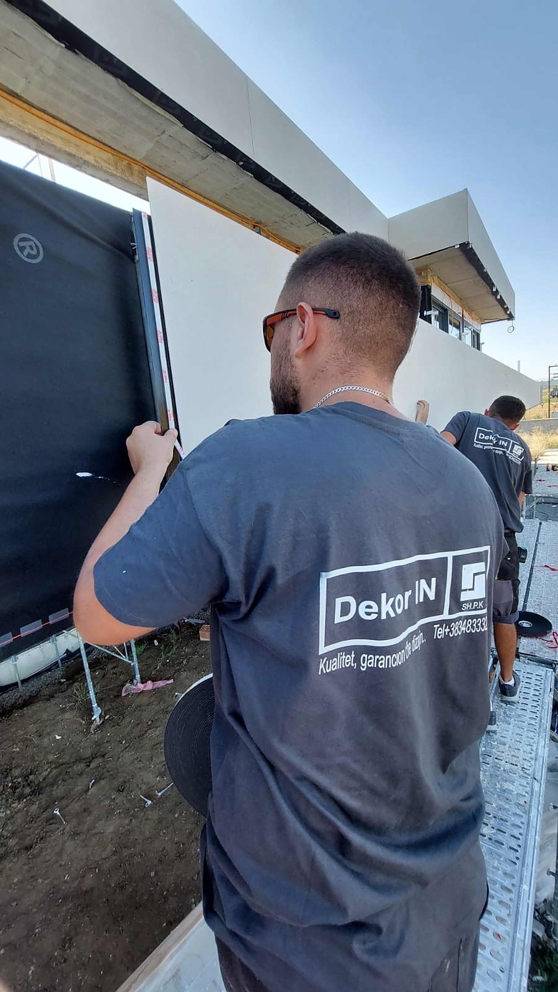 Ekipi DekorIN duke montuar pllaka fasade në terren